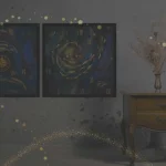 Zwei abstrakte Wandbilder mit den Farben Gold und Blau in einem Zimmer