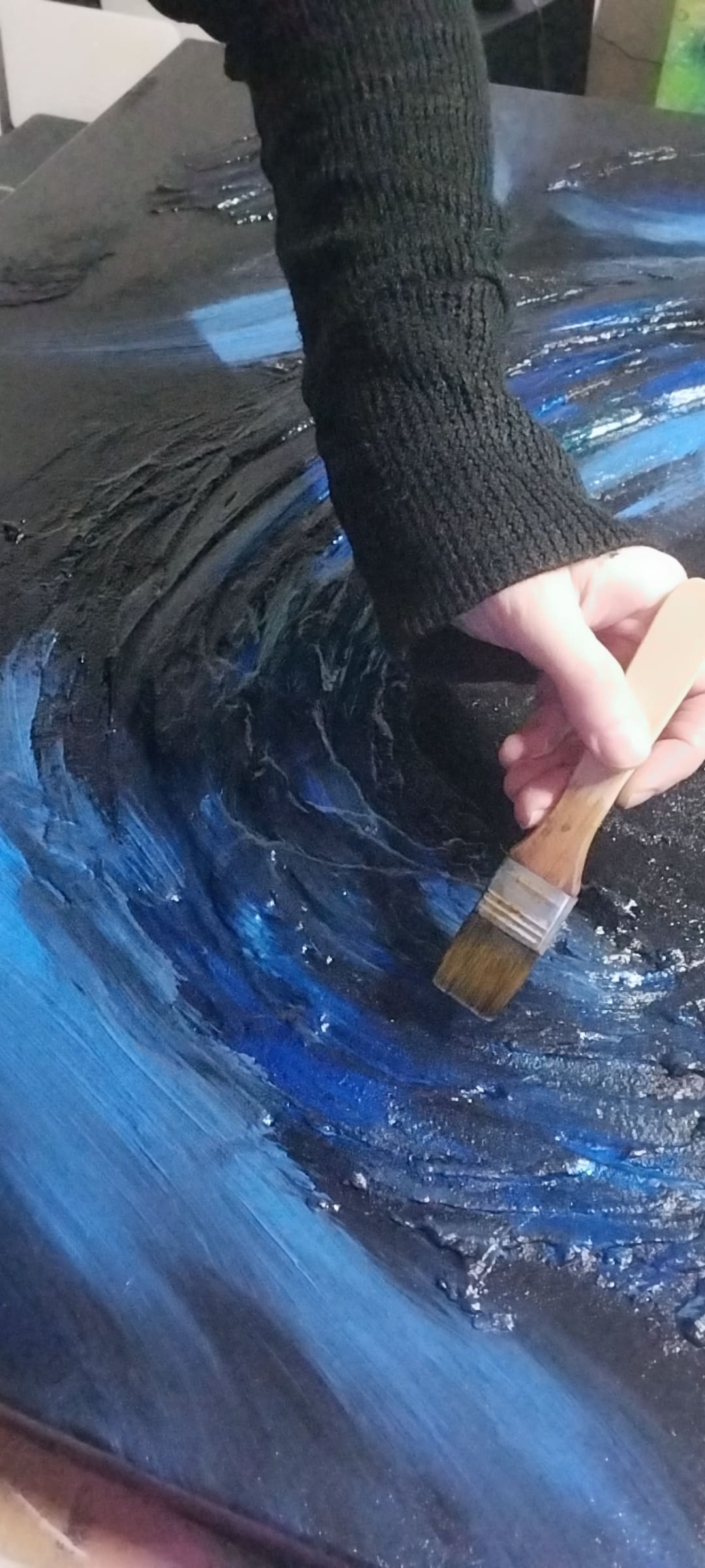 Frau zerbricht mit ihren Händen eine Zigarette